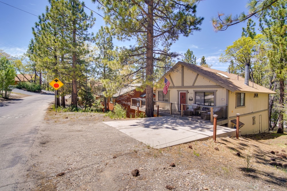 Rustic Cabin w/ Deck, 2 Mi to Bear Mountain! view 4
