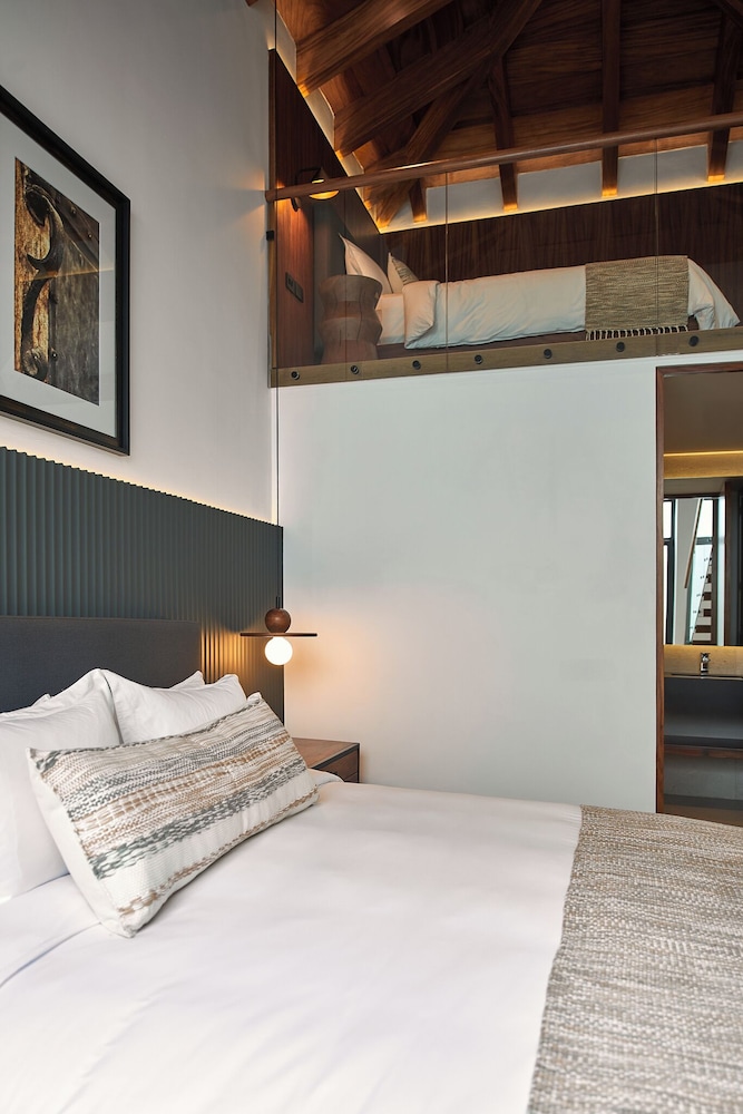 Singular Signature Residences