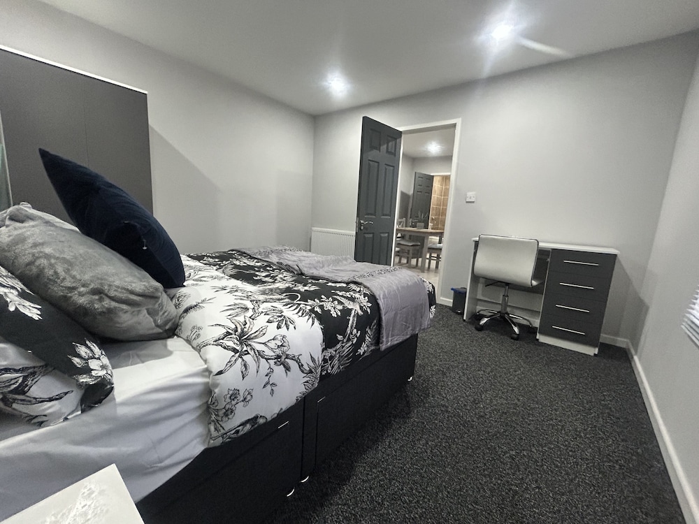 Private Luxury Apartment - Free Parking & Wi-fi view 4
