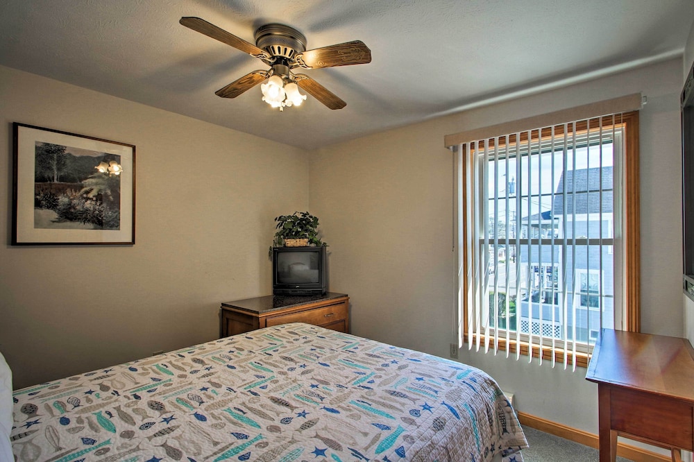 Old Orchard Beach Apt - Walk to Beach & Pier!