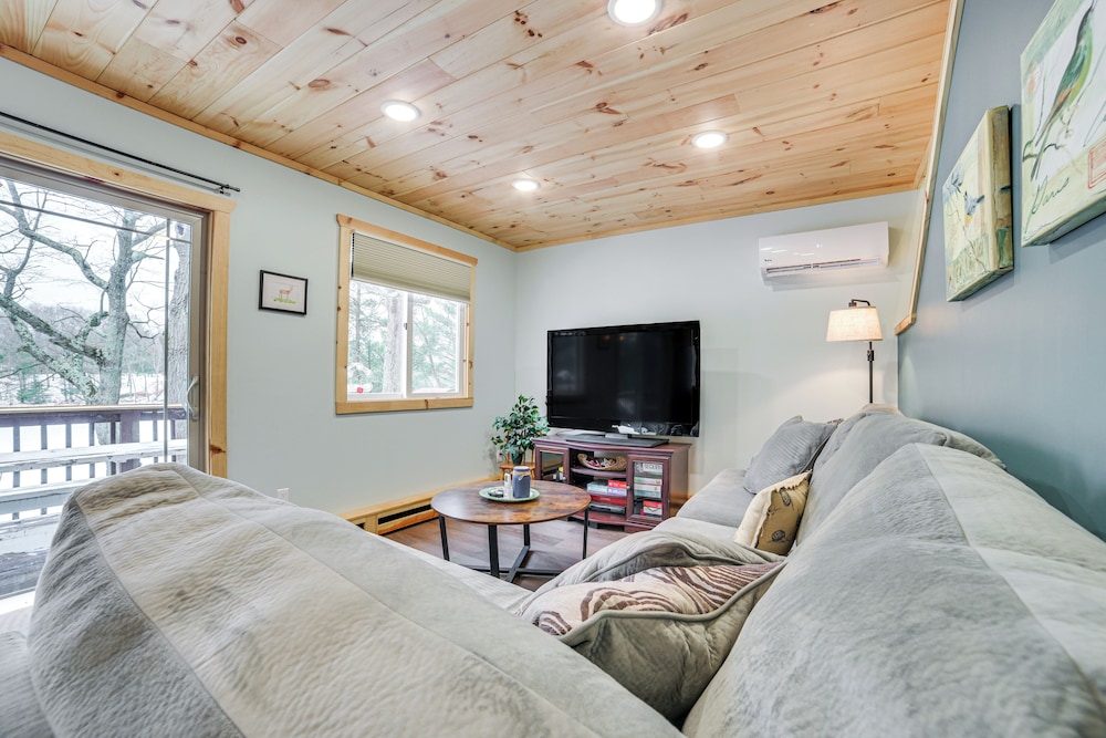 Lake Access & Dock: Remote Mio-area Cottage