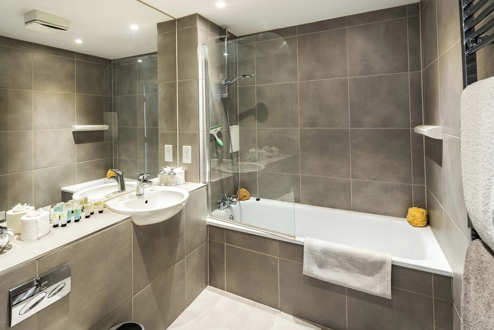 Shiny & Comfy stay with Underground links nearby!