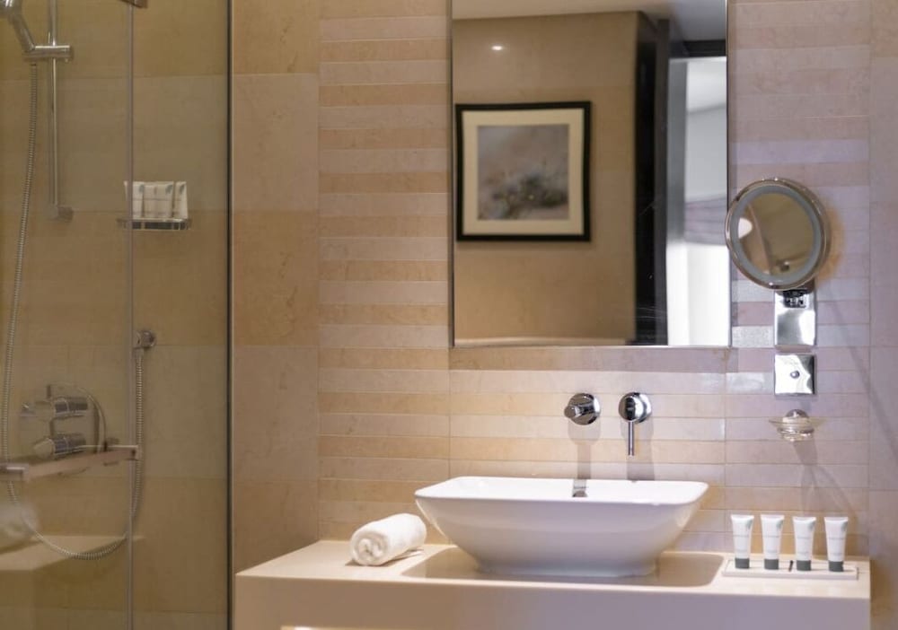 Modern 1BR Near Dubai Frame With City Views