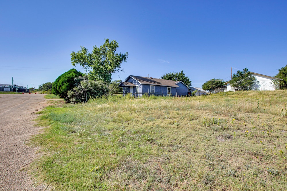 2 Mi to Phillips 66 Refinery: Home w/ Yard