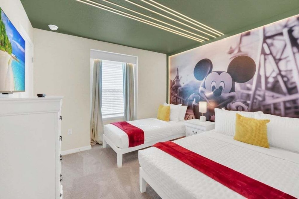 The Cutest Tonwhome & Private Splash Pool! 5 Bedroom Townhouse