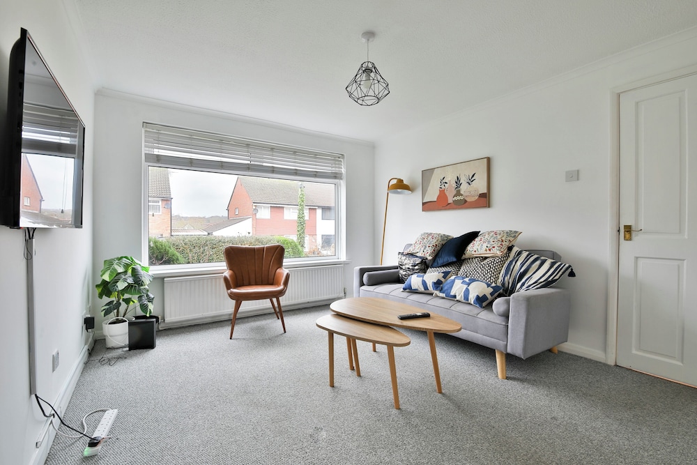 3 Bed House with Private Parking