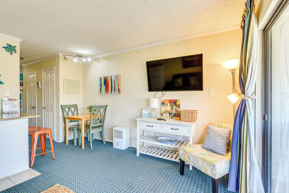 Stroll to Shore: Gem w/ Pool Access in Galveston