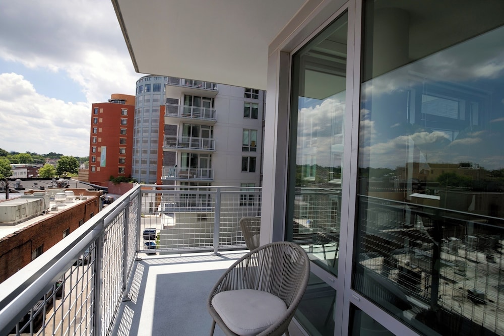 Clarendon Apt Near Subway