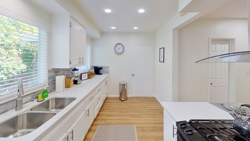 Disneyland Renovated 3BR Fullerton House w Garage Fenced Yard p56