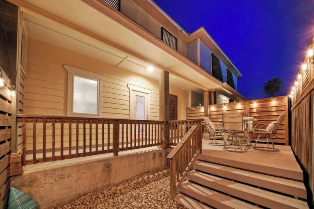2 Homes in Las Palmeras by Avantstay Sleeps 18, Resort Pool + Private Patio Walk to Town, Golf Cart Zone