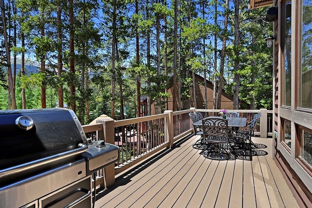 Lone Hand Lodge 4 Bedroom Home by RedAwning
