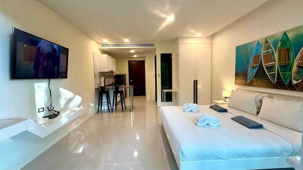 Emerald 412a - Studio With Balcony and Shared Pool