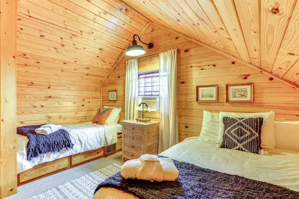 5 Mi to Beaver Lake: Family Cabin w/ Game Room