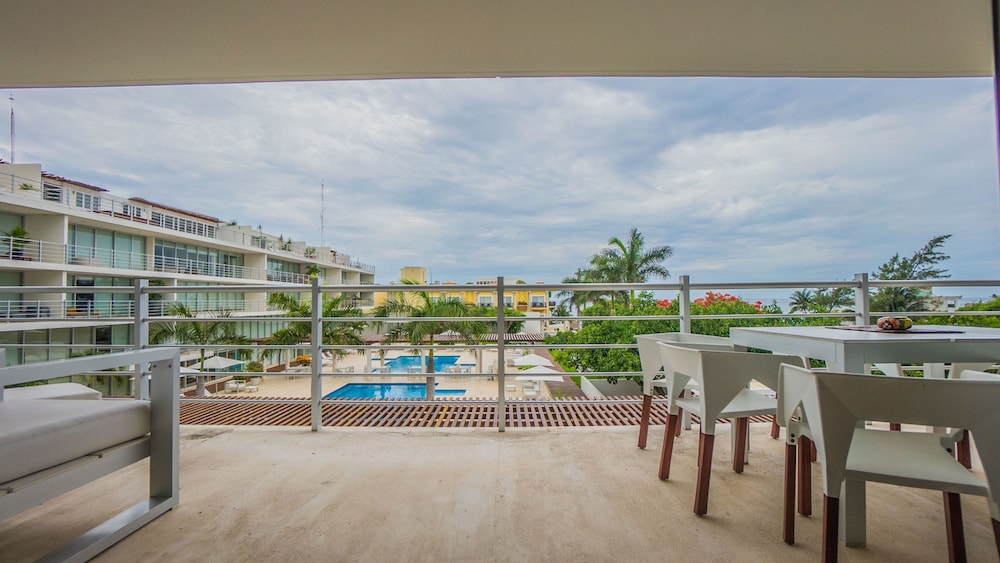 Magia Beachside by Bric