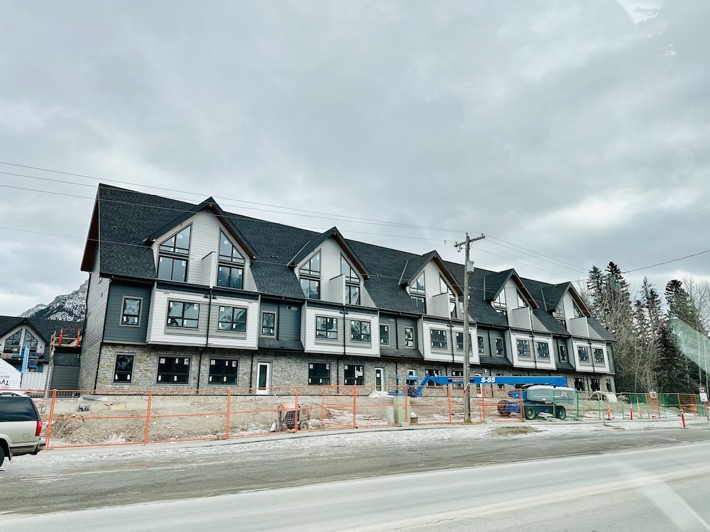 Skyline 207 - Mountain View Townhouse-AC - Heated Pool - Hot Tub