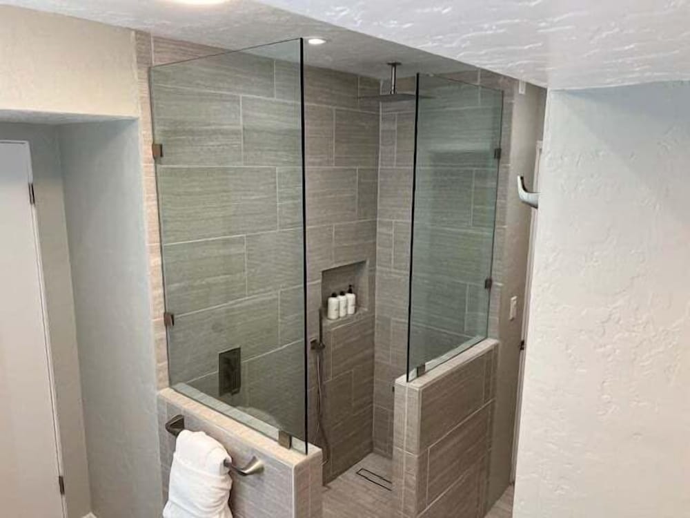 Great Location - Modern Island Condo - Vrkcv