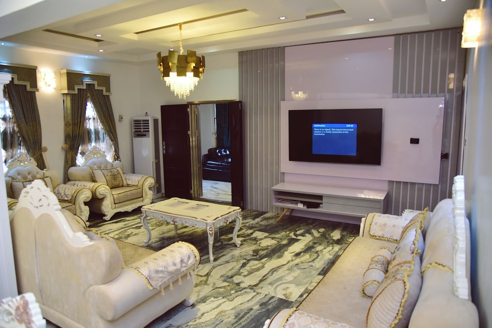 CREMYARK HOME APARTMENTS