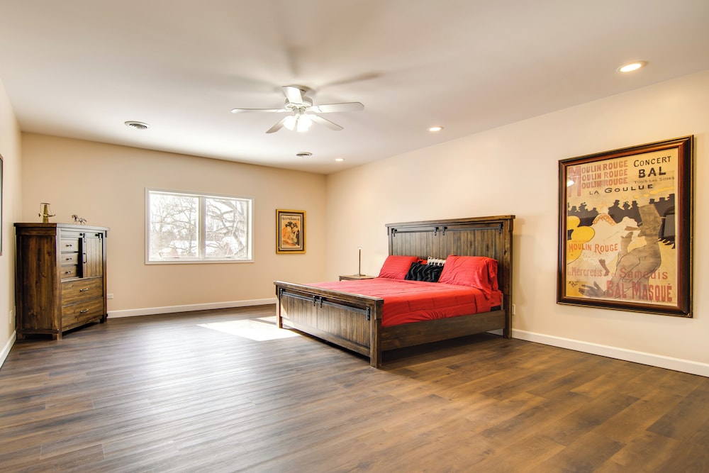 Hot Tub & Sauna: Hoffman Estates Villa in Elgin!