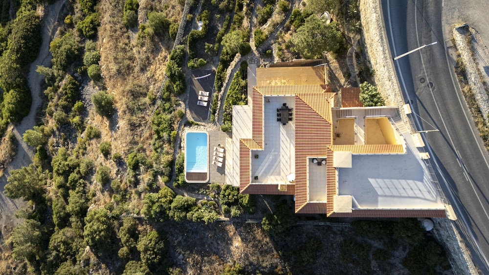 Coastline Arrabida Villa by Cadenzalux