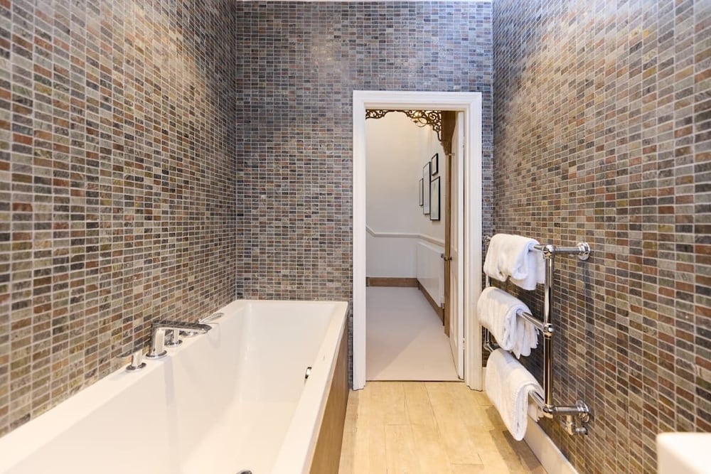 The Rosebery Retreat - Inviting 4bdr With Garden