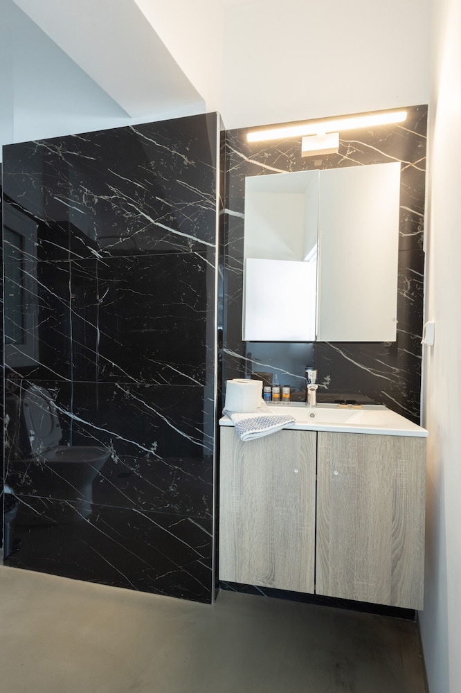 Spacious Urban Retreat Central 2-bedroom Haven for 8