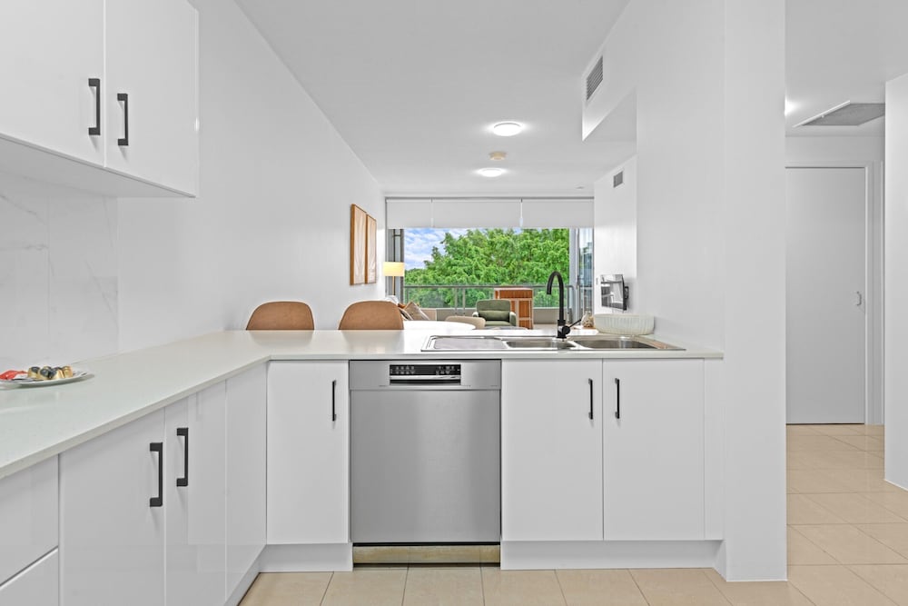 Modern Southbank Parklands Apartment Retreat