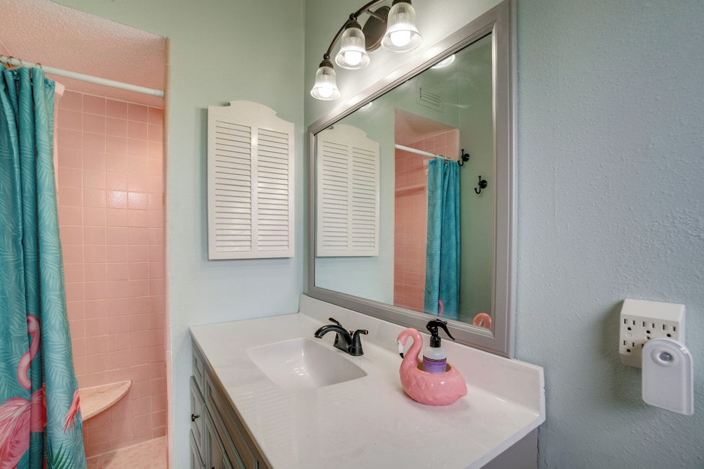 Heated Pool + Spacious Yard: Port Charlotte Escape