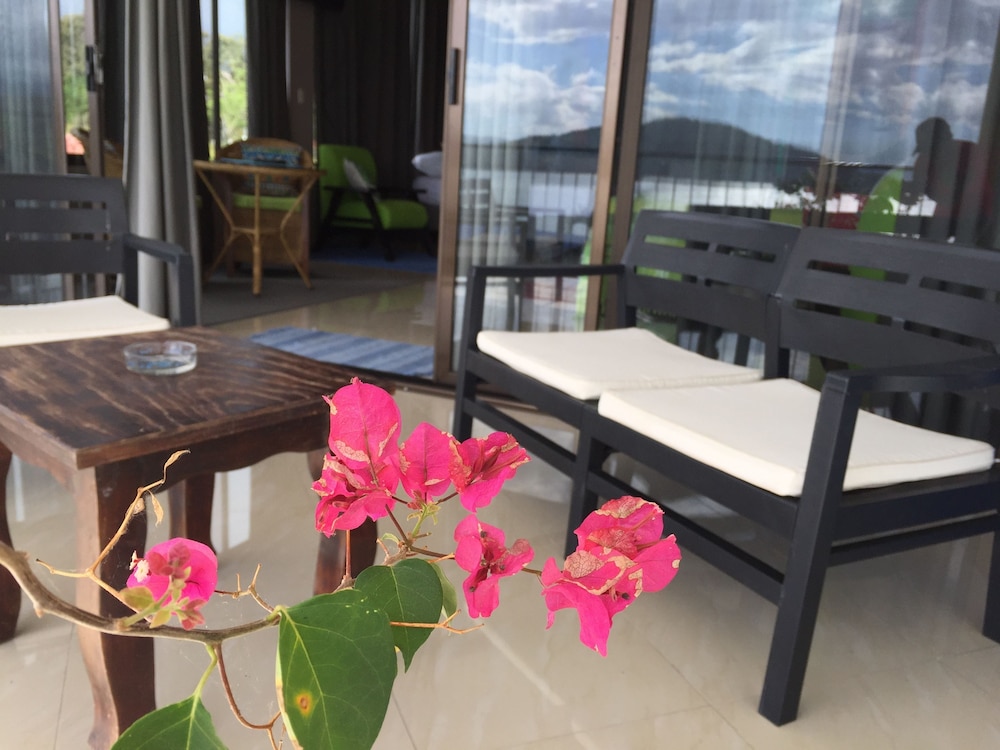 BlueBay Bugenvil Lake Lodge