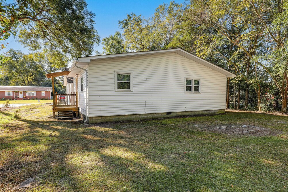 Small-town Charm & Local Dining: Home in Burgaw! view 3