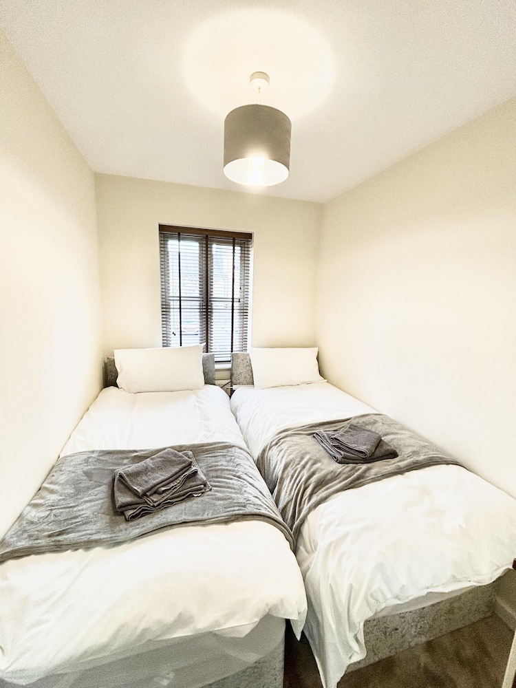 Remarkable 3-bed House in Reading view 3