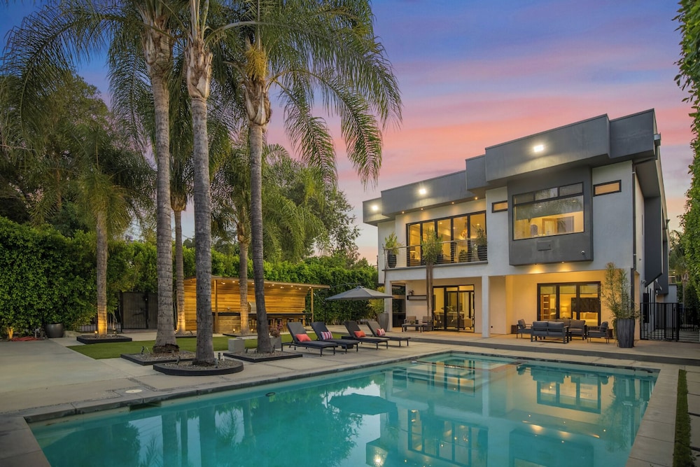 Louise Modern - Luxury Smart Estate in Encino w/ Pool, Gym & Spa