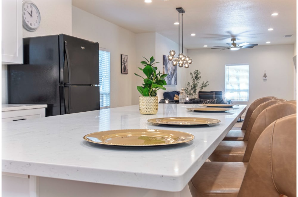 Unwind in Style 4BR 2BA Quick Access to Downtown
