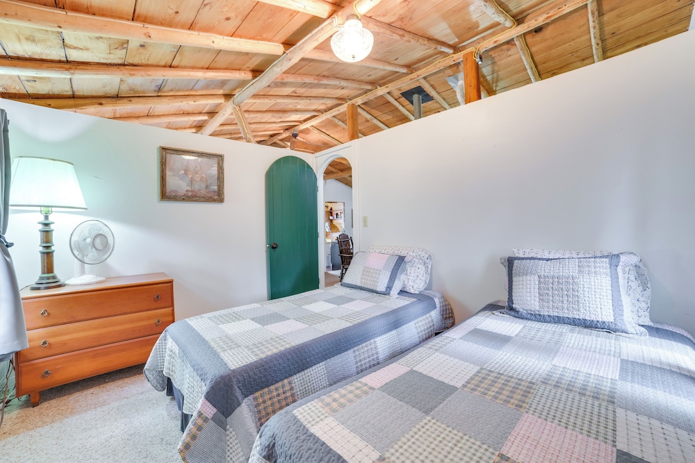 Steps to Beach: Lake Cabin Retreat in Levering!