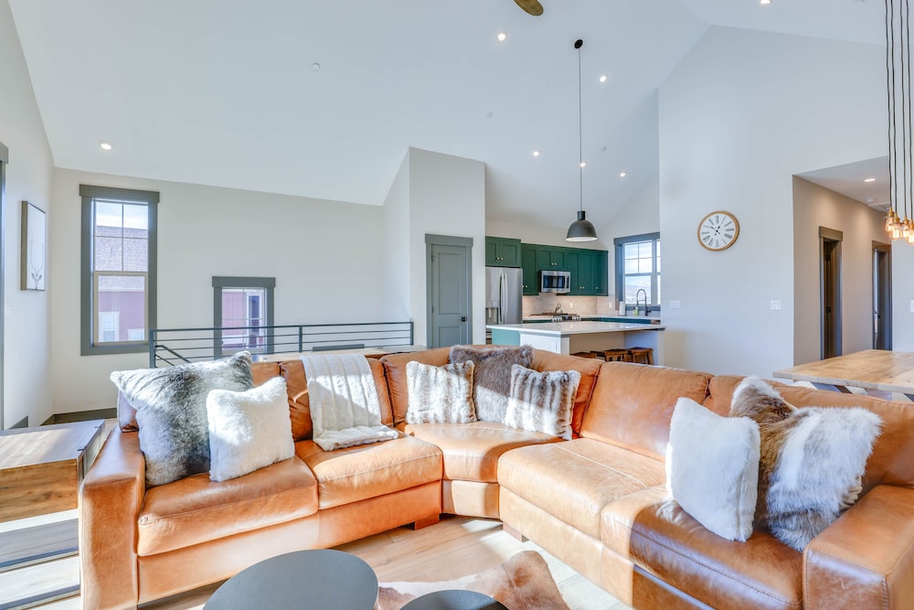 Spacious Granby Townhome: Hot Tub & Mountain Views view 5