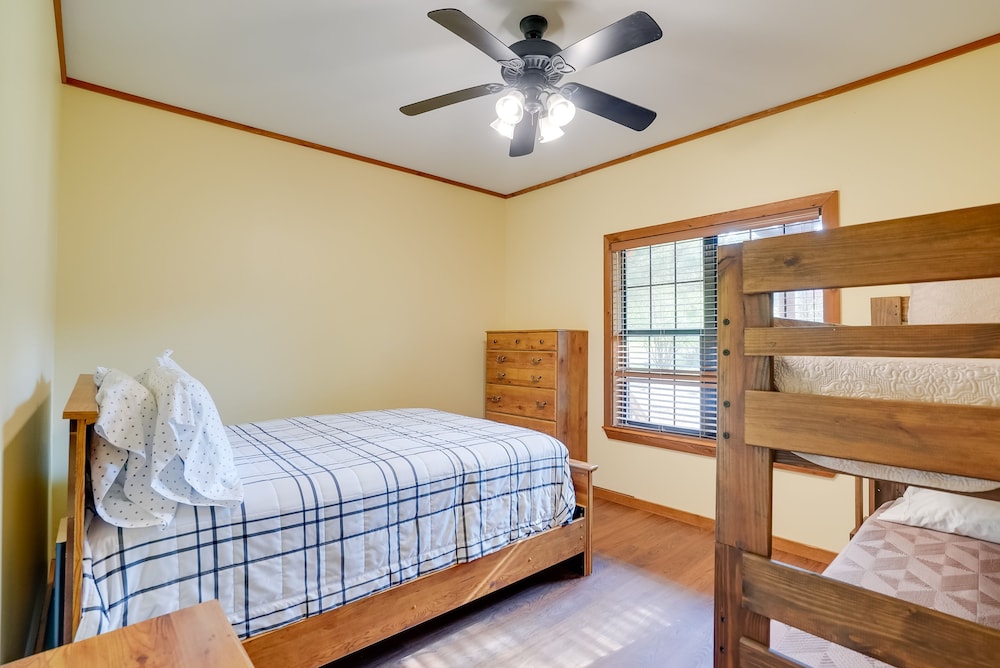Pet-friendly Jefferson Home Near Lake O the Pines view 4