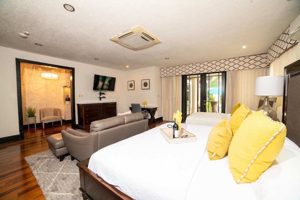 Orchids Palms Luxury Villa Pool Chef Hot Tub Airport Pickup