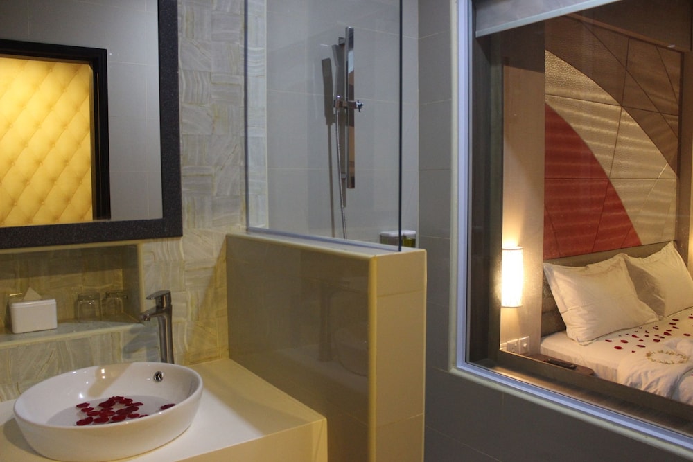 The Golden Bay Hotel Batam 30