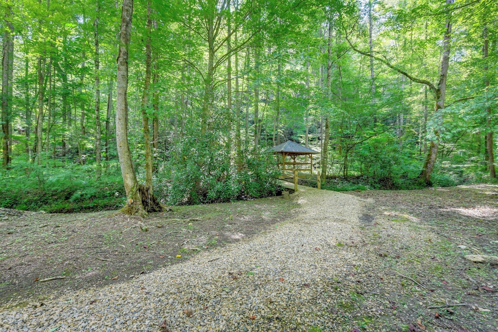 1/2 Mi to Great Smoky Mtns Nat'l Park: Cosby Gem