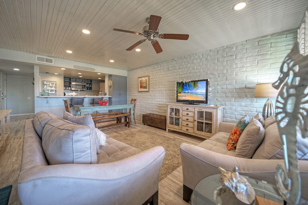 Pour Me a Vacation Mins to Beach Community Pool Tennis Court Private Balcony