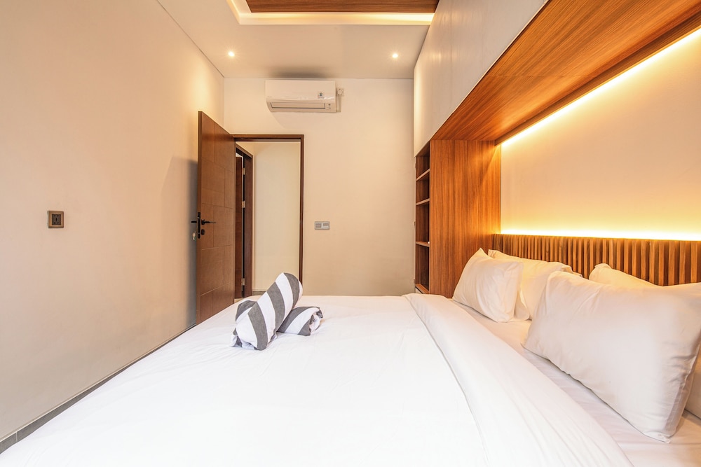 Elegant 5BR Canggu Villa 400m to Pristine Beach