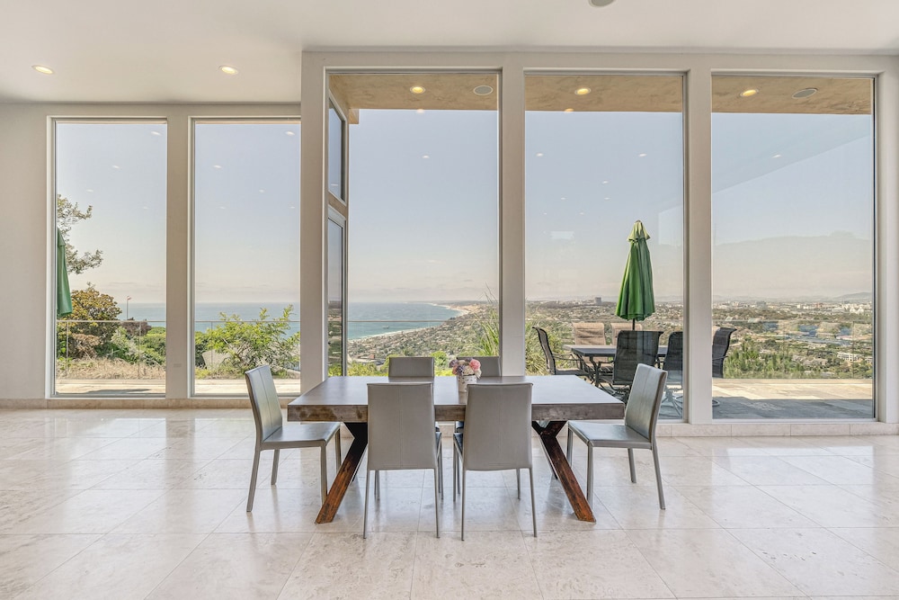 Pool & Coastline Views: Luxe La Jolla Home