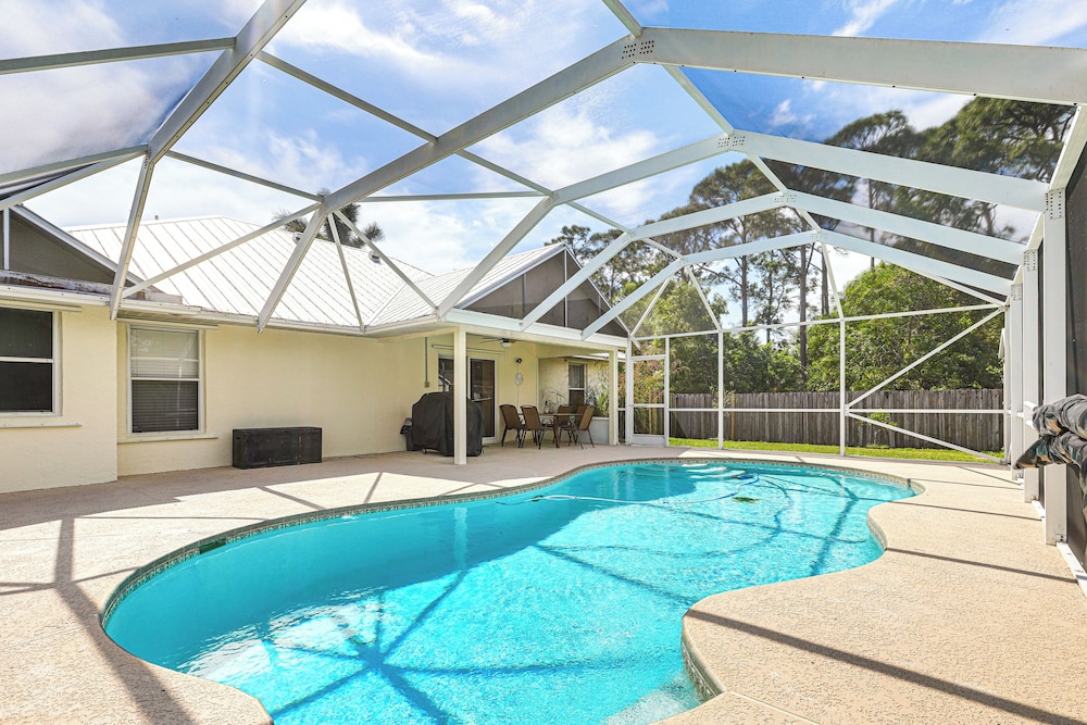9 Mi to Clover Park: Poolside Paradise!