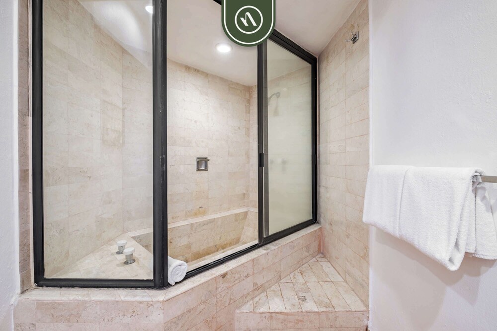 Amazing 2 BR Condo Overlooking the Pool - Romantic Zone