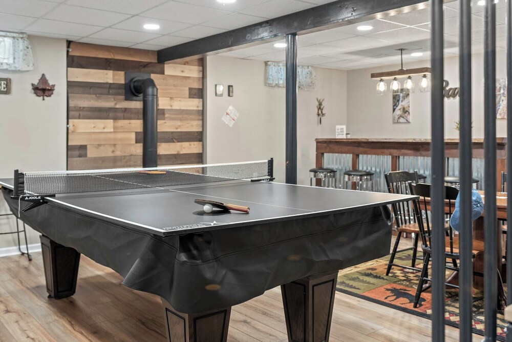 Ridge Retreat by Avantstay Game Room, Covered Porch, & Fire Pit! view 3