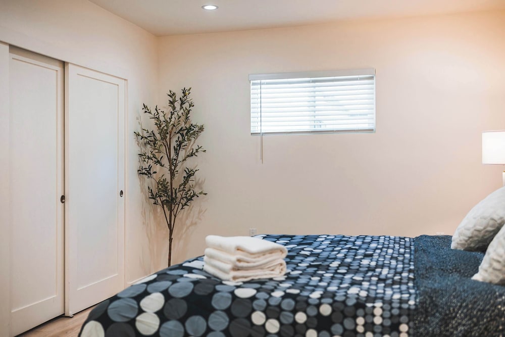 Not Affected by the Fire/spacious Modern Retreat w Luxury Amenities & Style