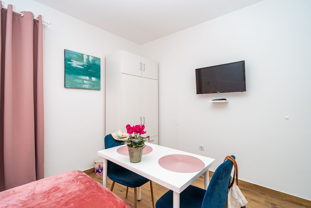 Jele Rooms