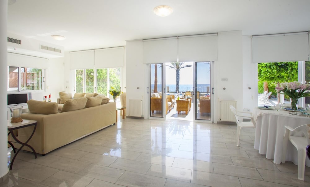 Sunset Beachfront Villa Meneou