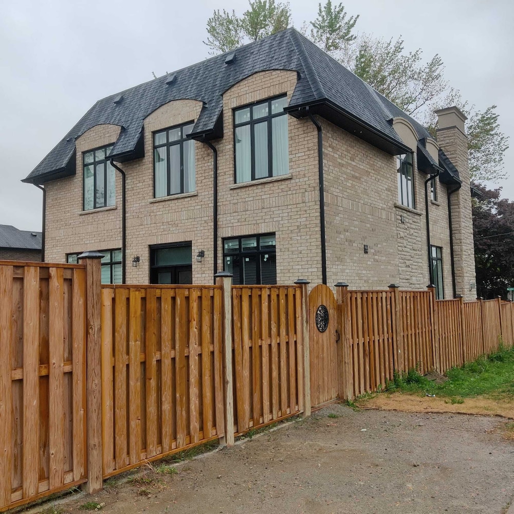 Brand New Walk Out Bsmt Apt Near Beach