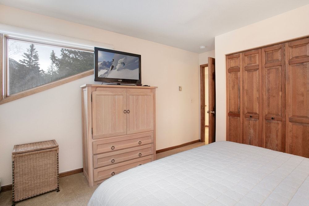 I1 Gore Creek Meadows 4 Bedroom Townhouse