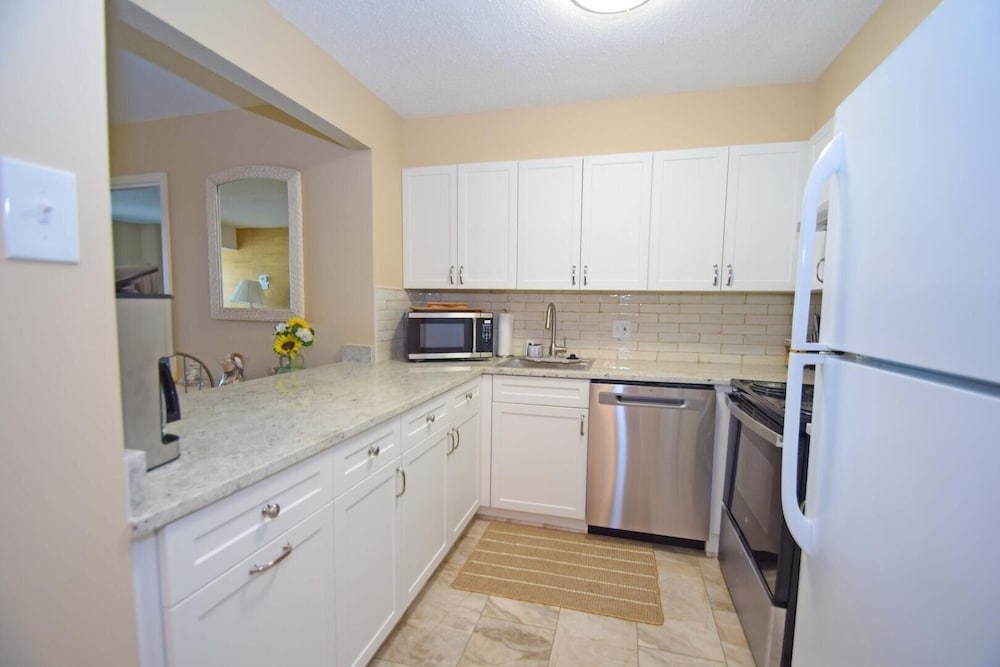 Braemar 503N 2 Br condo by RedAwning